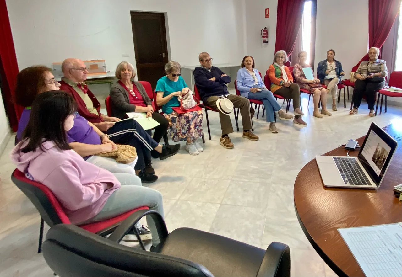 Participantes de RED ARRAIGO sentados en círculo durante un encuentro en Segura de León.