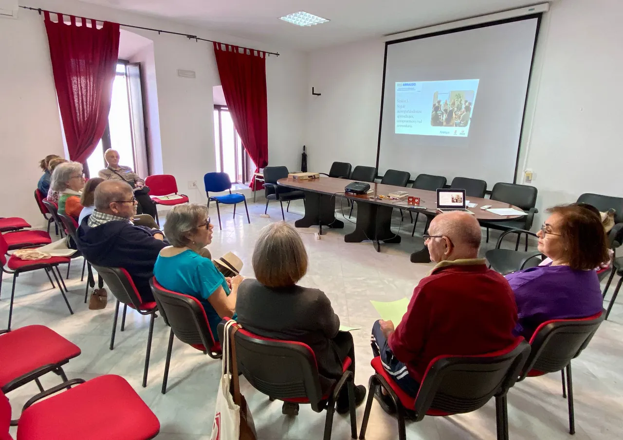 Encuentro de RED ARRAIGO en Segura de León, con el grupo reunido alrededor de los materiales de la sesión.